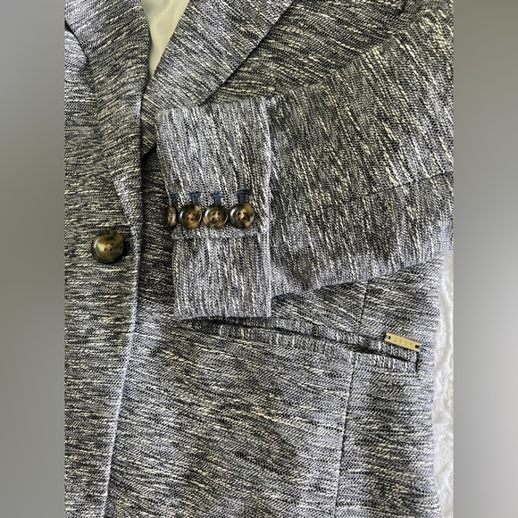 Beautiful Blazer. Navy Blue/white/ black. Perfect for office or an interview. - Picture 6 of 7